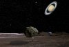 Ein Planetoid in der Umlaufbahn um einen saturnähnlichen Planeten hat einen winzigen Begleiter eingefangen, der ihn im Schneckentempo, mit knappem Bodenabstand umrundet.