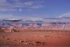 Nach dem Terraforming der Marsatmosphäre setzen so genannte Spechte (Saatschiffe) in den Niederungen, wie hier im Simud Vallis, Saatbomben und Sporenwolken ab.