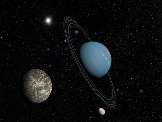 Uranus und seine Monde passieren einen Kugelsternhaufen. Im Sichtbereich sind vier seiner sechs großen Monde. Oberon, Titania, Miranda und Umbriel.