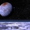 Der Mond Charon am Horizont des Planeten Pluto, der von einer diffizilen Atmosphäre umhüllt wird. Weiter rechts steht Kerberos.