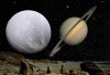 Blick von Rhea auf Dione und den Saturn. Im Blickfeld sind auch Mimas, Titan und Tethys.