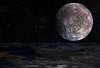 Der Jupitermond Kallisto nähert sich dem mondgroßen Ganymed auf die geringste Entfernung. Selbst aus der Nähe lassen sich auf Kallisto nur verwirrende Strukturen erkennen.