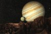 Jupiter, Io und Europa über den Bergen Ganymeds. Der Fernglaseffekt bei optischen Hilfsmitteln verkürzt die Entfernungswahrnehmung bei weiter entfernten Objekten.
