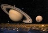 Blick vom Saturnmond Japetus unter das innere Ringsystem des Saturns und auf die Monde Mimas, Dione Titan und Enceladus.