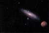 Die Kuiper-Objekte Sedna und Quaoar vor dem Hintergrund der Andromeda-Galaxie. Quaoar ist weit entfernt nur als Scheibchen vor der Galaxie zu sehen.
