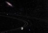 Tethys und Dione. Tethys bewegt sich hier unterhalb der Ringebene des Saturns, dessen Ringe sich aus diesem Winkel nur schwach abbilden. In Hintergrund steht die Nachbargalaxie Andromeda.